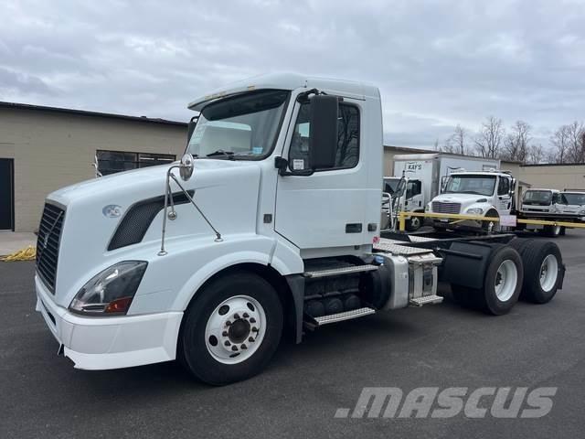 Volvo VNL64T 中古トラクターヘッド | トレーラーヘッド