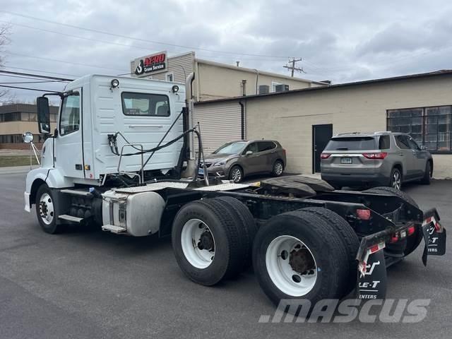 Volvo VNL64T 中古トラクターヘッド | トレーラーヘッド