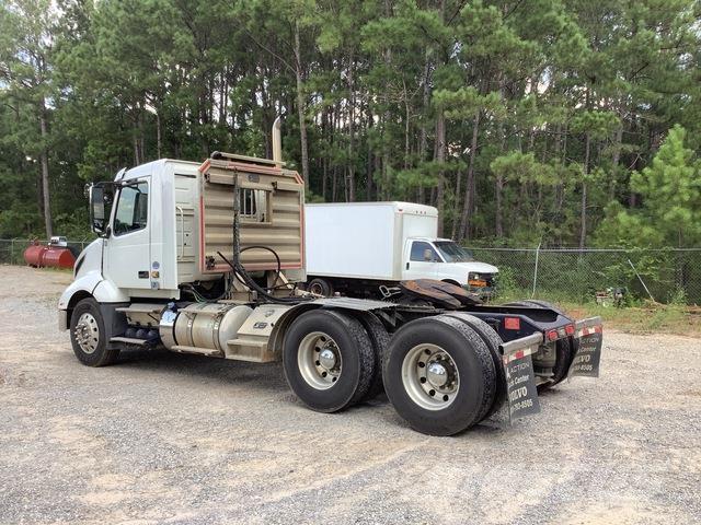 Volvo VNL64T 中古トラクターヘッド | トレーラーヘッド