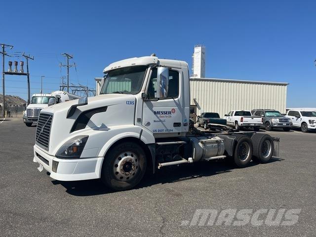 Volvo VNL64T 中古トラクターヘッド | トレーラーヘッド