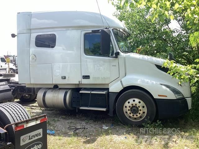 Volvo VNL740 中古トラクターヘッド | トレーラーヘッド