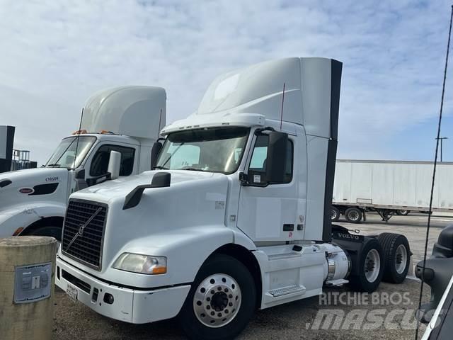 Volvo VNM 中古トラクターヘッド | トレーラーヘッド