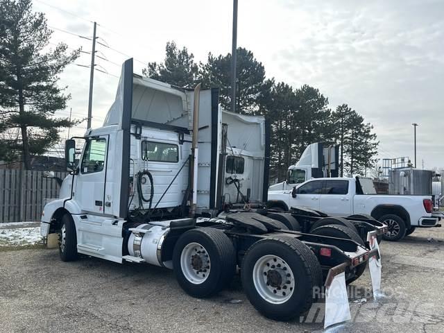 Volvo VNM 中古トラクターヘッド | トレーラーヘッド