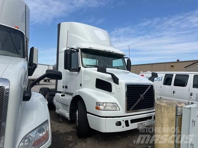 Volvo VNM 中古トラクターヘッド | トレーラーヘッド