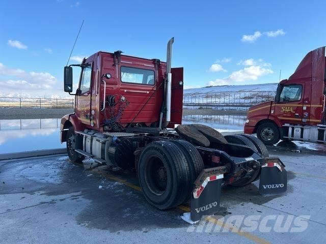 Volvo VNM 中古トラクターヘッド | トレーラーヘッド