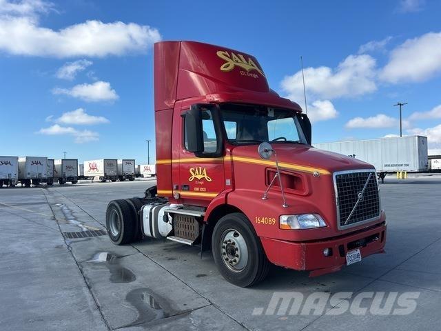 Volvo VNM 中古トラクターヘッド | トレーラーヘッド