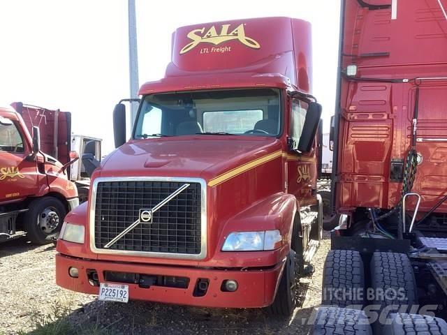 Volvo VNM 中古トラクターヘッド | トレーラーヘッド