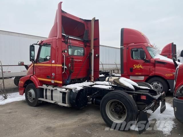 Volvo VNM 中古トラクターヘッド | トレーラーヘッド