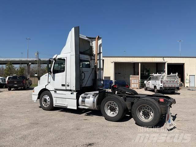 Volvo VNM 中古トラクターヘッド | トレーラーヘッド