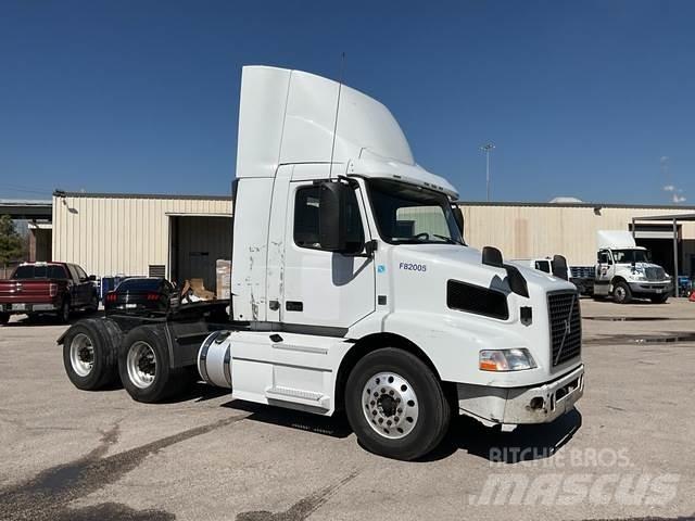 Volvo VNM 中古トラクターヘッド | トレーラーヘッド