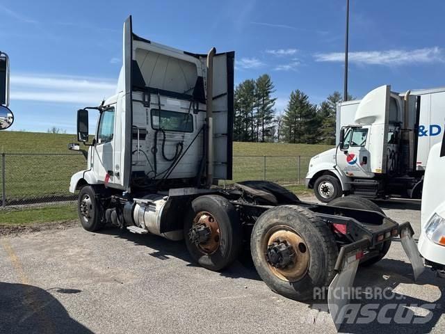 Volvo VNM 中古トラクターヘッド | トレーラーヘッド