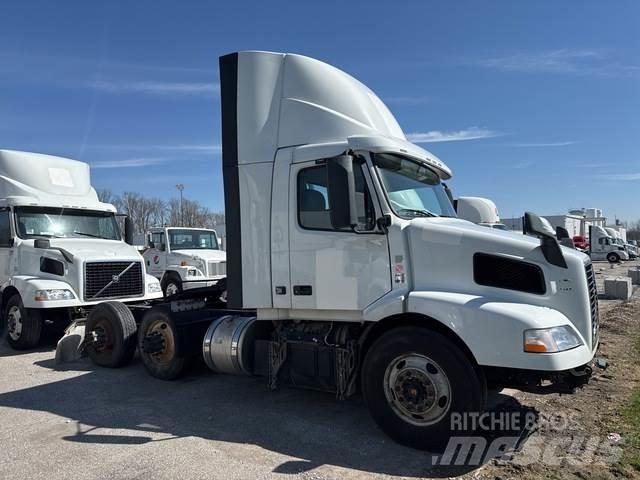Volvo VNM 中古トラクターヘッド | トレーラーヘッド
