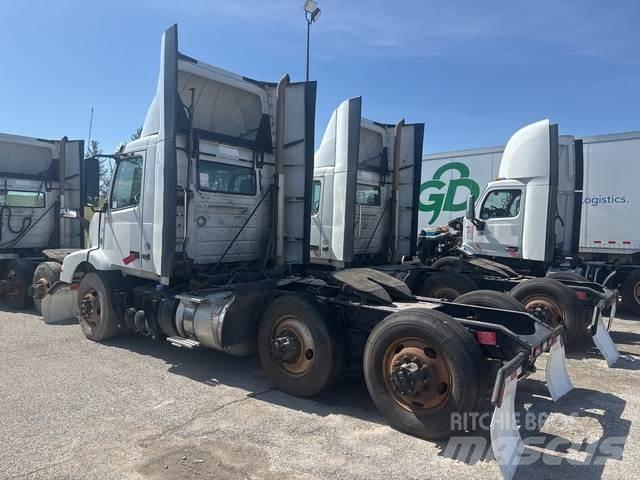 Volvo VNM 中古トラクターヘッド | トレーラーヘッド