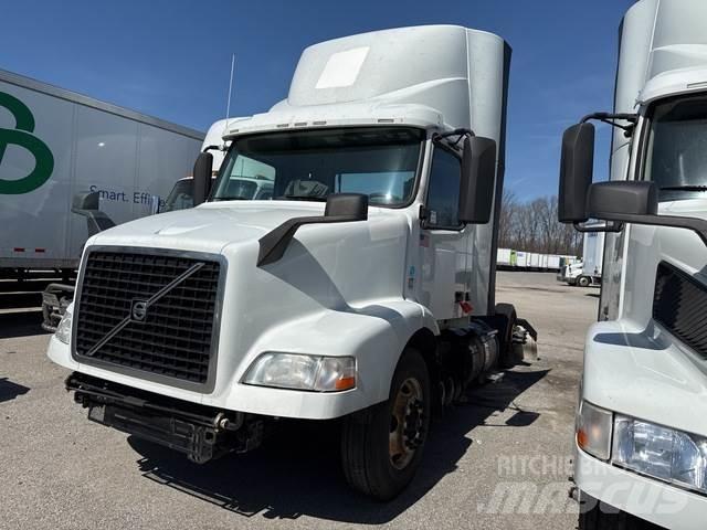 Volvo VNM 中古トラクターヘッド | トレーラーヘッド