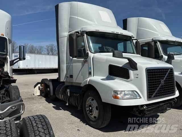 Volvo VNM 中古トラクターヘッド | トレーラーヘッド
