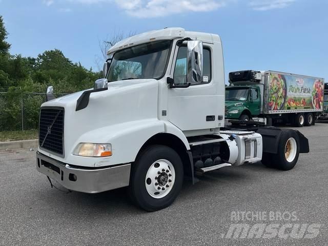 Volvo VNM 中古トラクターヘッド | トレーラーヘッド