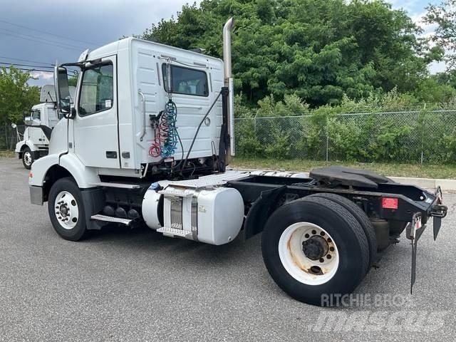 Volvo VNM 中古トラクターヘッド | トレーラーヘッド