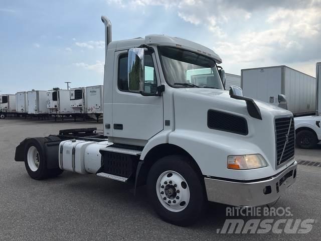Volvo VNM 中古トラクターヘッド | トレーラーヘッド