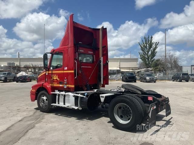 Volvo VNM 中古トラクターヘッド | トレーラーヘッド