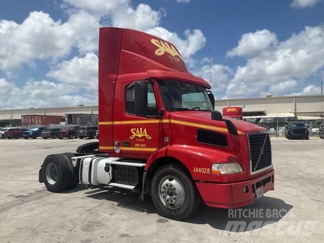 Volvo VNM 中古トラクターヘッド | トレーラーヘッド