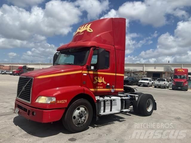 Volvo VNM 中古トラクターヘッド | トレーラーヘッド