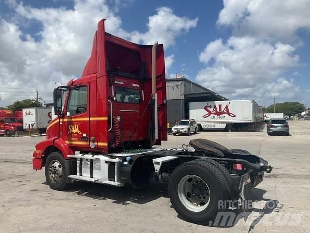 Volvo VNM 中古トラクターヘッド | トレーラーヘッド