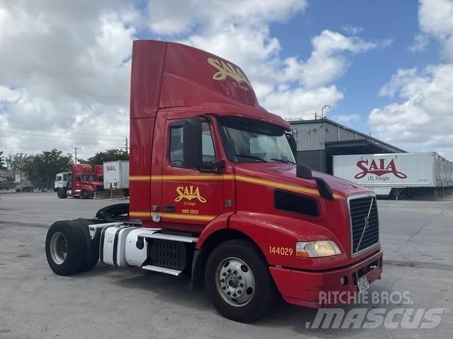 Volvo VNM 中古トラクターヘッド | トレーラーヘッド