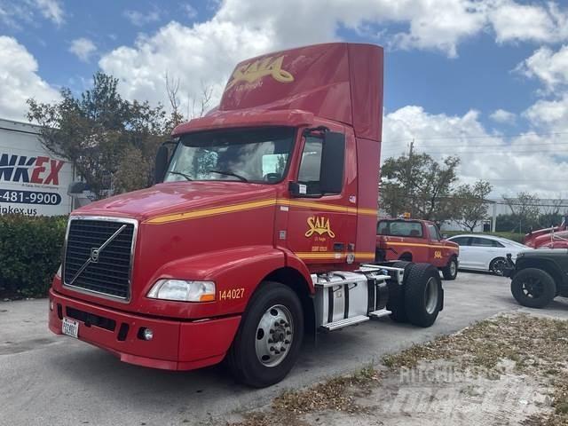Volvo VNM 中古トラクターヘッド | トレーラーヘッド