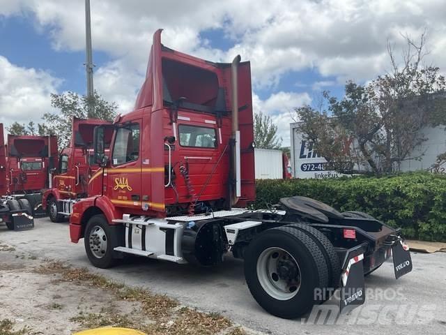 Volvo VNM 中古トラクターヘッド | トレーラーヘッド