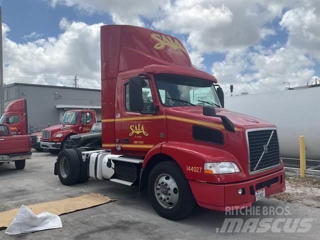Volvo VNM 中古トラクターヘッド | トレーラーヘッド