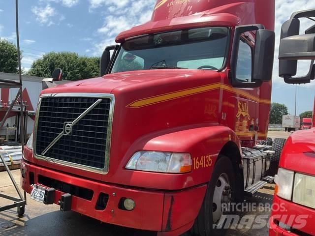 Volvo VNM 中古トラクターヘッド | トレーラーヘッド