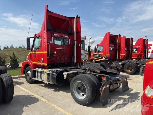 Volvo VNM 中古トラクターヘッド | トレーラーヘッド