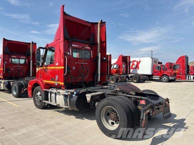 Volvo VNM 中古トラクターヘッド | トレーラーヘッド