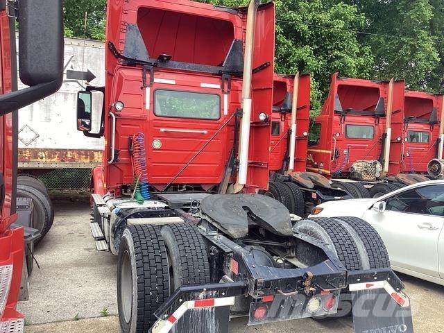 Volvo VNM 中古トラクターヘッド | トレーラーヘッド