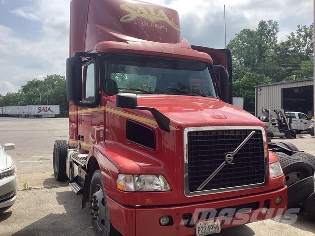Volvo VNM 中古トラクターヘッド | トレーラーヘッド