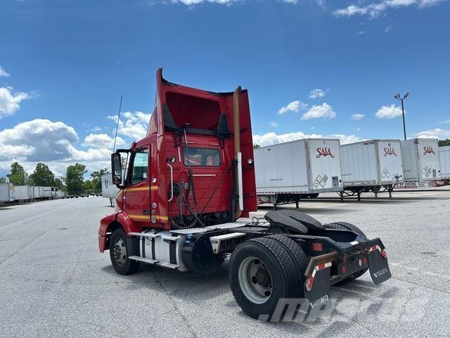 Volvo VNM 中古トラクターヘッド | トレーラーヘッド