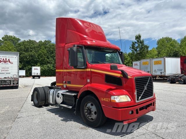 Volvo VNM 中古トラクターヘッド | トレーラーヘッド