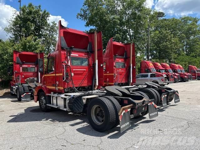 Volvo VNM 中古トラクターヘッド | トレーラーヘッド