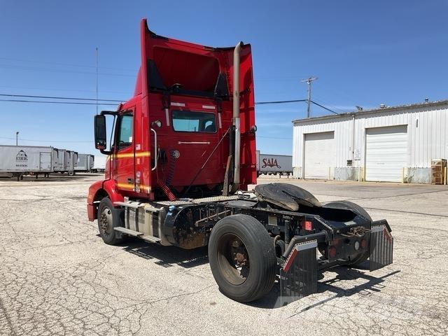 Volvo VNM 中古トラクターヘッド | トレーラーヘッド