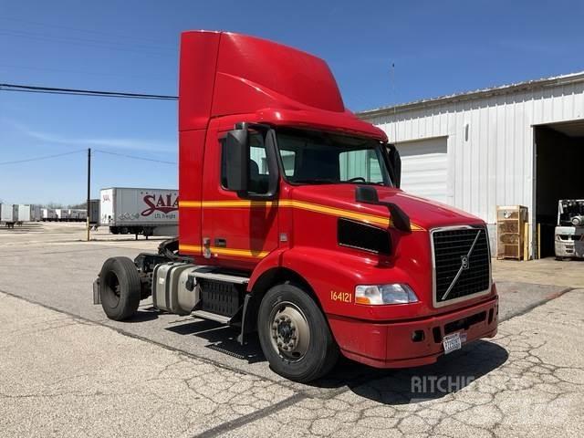 Volvo VNM 中古トラクターヘッド | トレーラーヘッド