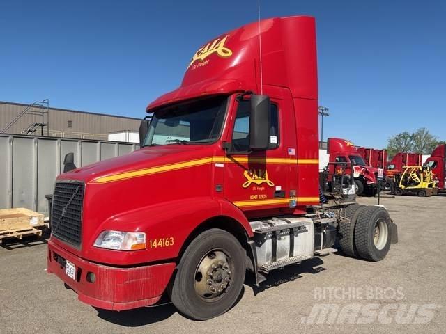 Volvo VNM 中古トラクターヘッド | トレーラーヘッド
