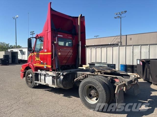 Volvo VNM 中古トラクターヘッド | トレーラーヘッド