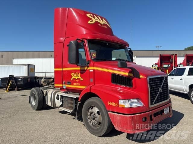 Volvo VNM 中古トラクターヘッド | トレーラーヘッド