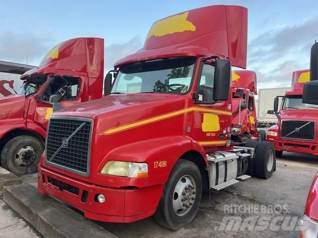 Volvo VNM 中古トラクターヘッド | トレーラーヘッド