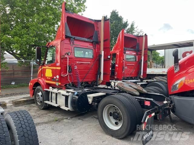 Volvo VNM 中古トラクターヘッド | トレーラーヘッド