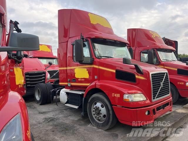 Volvo VNM 中古トラクターヘッド | トレーラーヘッド