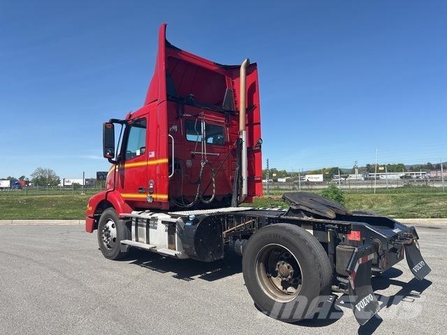 Volvo VNM 中古トラクターヘッド | トレーラーヘッド