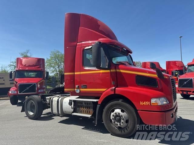 Volvo VNM 中古トラクターヘッド | トレーラーヘッド