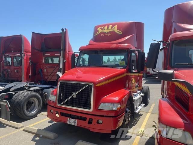 Volvo VNM 中古トラクターヘッド | トレーラーヘッド