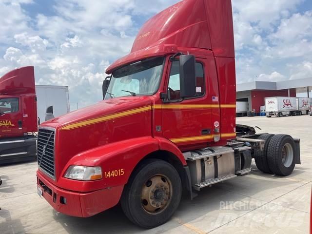Volvo VNM 中古トラクターヘッド | トレーラーヘッド